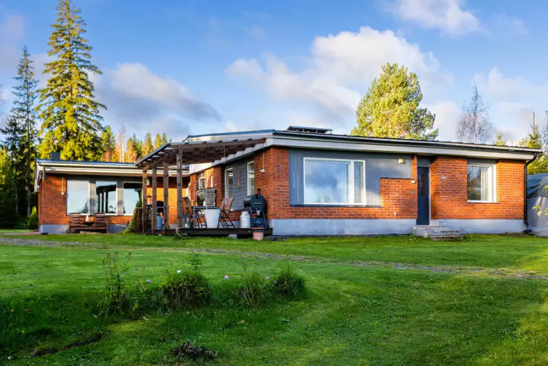 Maison en briques 180 m² (1969), nombreuses rénovations, sauna à bois, 2 970 m² et rive privée avec ponton sur l’Iso-Lauas — Airaksela / Kuopio — 2