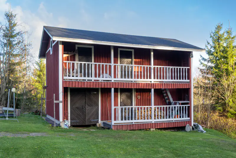 Maison en briques 180 m² (1969), nombreuses rénovations, sauna à bois, 2 970 m² et rive privée avec ponton sur l’Iso-Lauas — Airaksela / Kuopio — 3