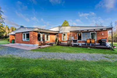 Maison en briques 180 m² (1969), nombreuses rénovations, sauna à bois, 2 970 m² et rive privée avec ponton sur l’Iso-Lauas — Airaksela / Kuopio — 1
