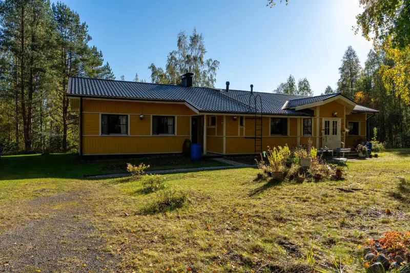 Maison plain-pied 1986 ~192 m², rive Kihonvesi/Kallavesi + rantasauna — Kurkiharju / Kuopio — 2