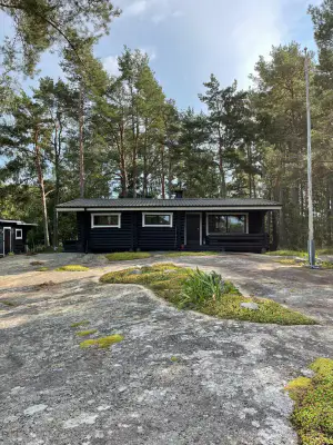 Chalet en rondins ~68 m² (1971) + sauna, 80 m de rive mer et eau privée 5 800 m² — Koelsuu / Kustavi — 1
