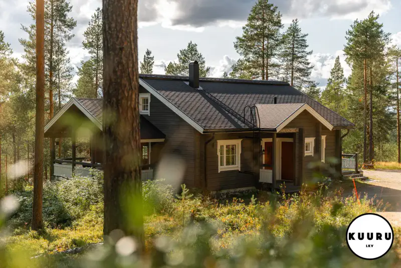 Huvila ~119 m² (2008) + lauttasauna, määräala 7 610 m² et ~90 m de rive — Viipusjärvi / Ruka — 2