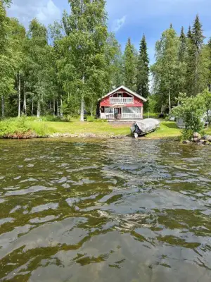 Mökki ~58 m² (1977) tout confort, Kirpistö ~100 m rive, 16 402 m² — Kuusamo — 1