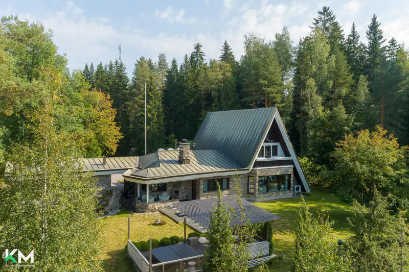Villa Unto Ojonen 270 m² (1992) + sauna de rive, ~150 m de rive, määräala ~0,97 ha — Nastola / Lahti — 2