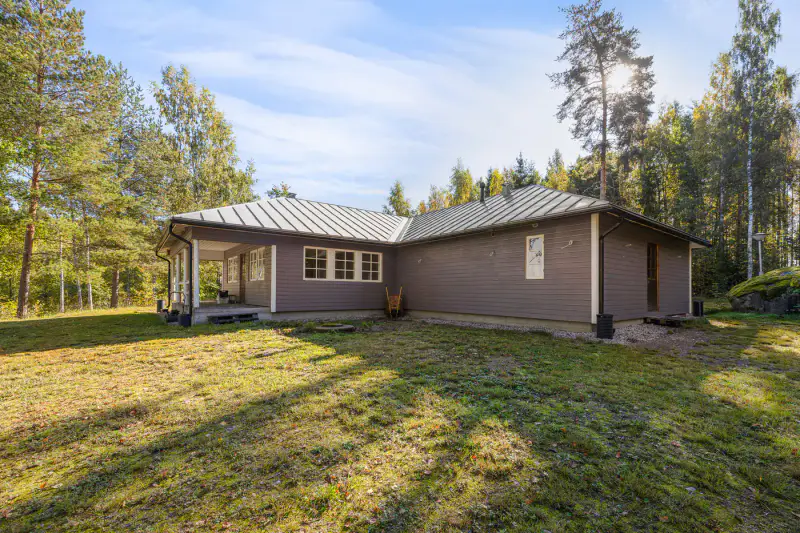 Coque ~288 m² (1983) à réhabiliter + sauna, 6 520 m² (2 parcelles), Pyhäjärvi — Porlammi — 7