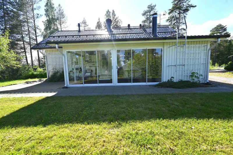 Maison de rive de 1984 rénovée et agrandie en 2011 (73,5 m²) + sauna, 75 m de rive privée et 8 500 m² sur l’Onkivesi — Väisälänmäki / Lapinlahti — 8