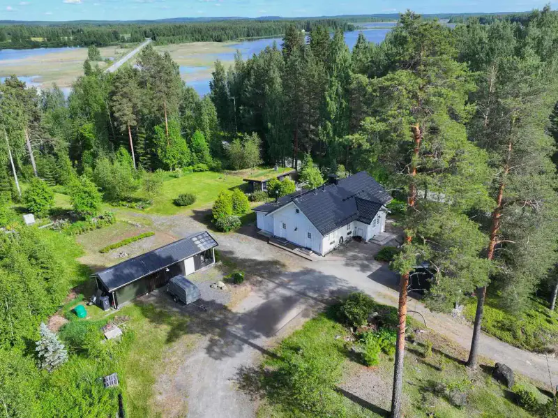 Maison de rive de 1984 rénovée et agrandie en 2011 (73,5 m²) + sauna, 75 m de rive privée et 8 500 m² sur l’Onkivesi — Väisälänmäki / Lapinlahti — 1