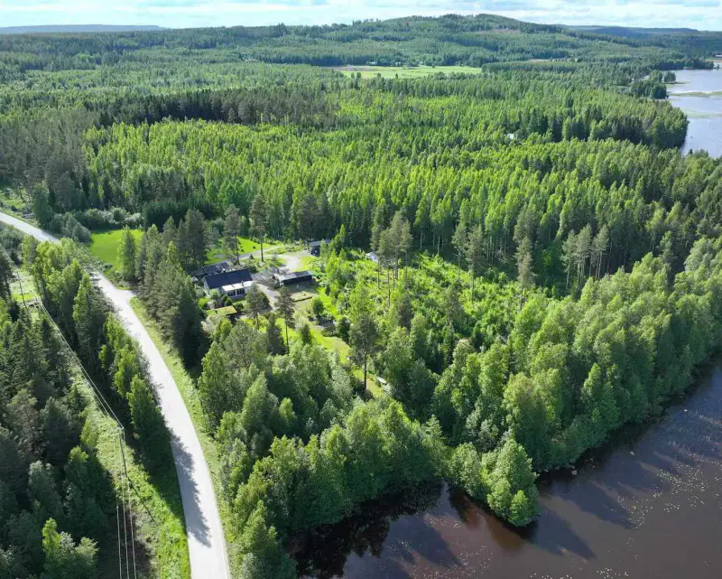 Maison de rive de 1984 rénovée et agrandie en 2011 (73,5 m²) + sauna, 75 m de rive privée et 8 500 m² sur l’Onkivesi — Väisälänmäki / Lapinlahti — 2