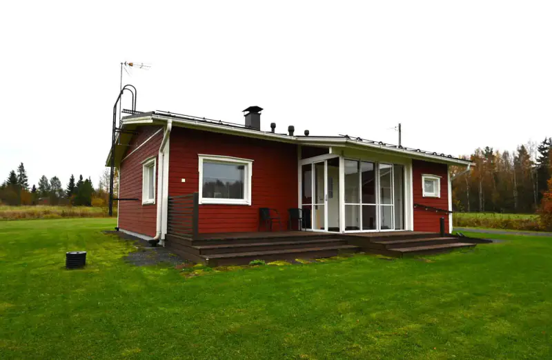 Maison ~72 m² (1976, rénovée 2013–16) + sauna, 5,9 ha et 275 m de rive sur l’Onkivesi — Karvasalmi / Lapinlahti — 7