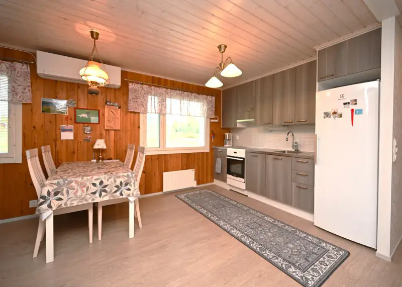 Maison ~72 m² (1976, rénovée 2013–16) + sauna, 5,9 ha et 275 m de rive sur l’Onkivesi — Karvasalmi / Lapinlahti — 9