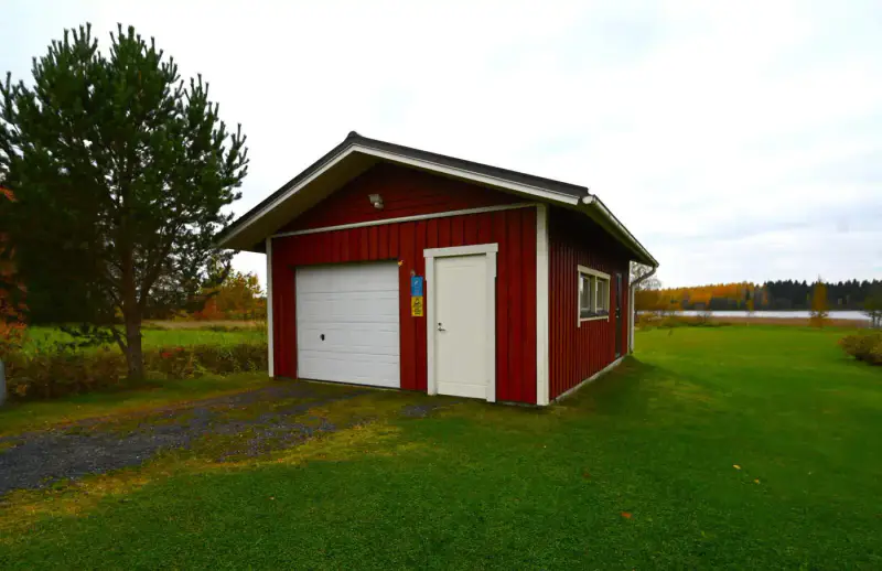 Maison ~72 m² (1976, rénovée 2013–16) + sauna, 5,9 ha et 275 m de rive sur l’Onkivesi — Karvasalmi / Lapinlahti — 16