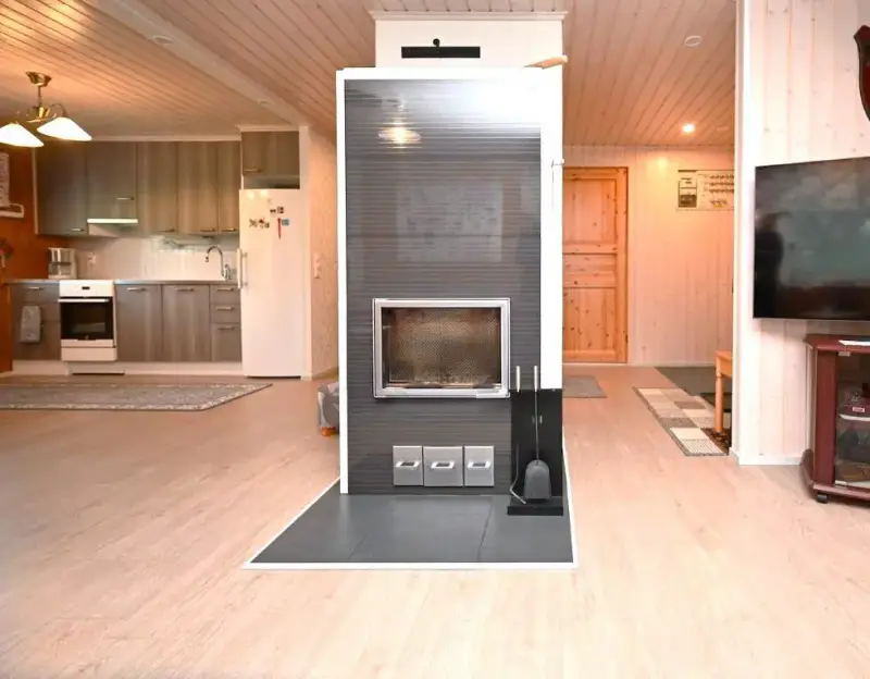 Maison ~72 m² (1976, rénovée 2013–16) + sauna, 5,9 ha et 275 m de rive sur l’Onkivesi — Karvasalmi / Lapinlahti — 12