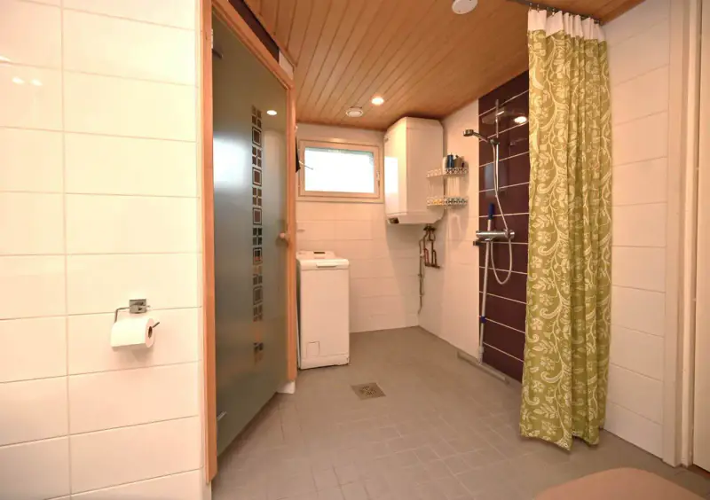 Maison ~72 m² (1976, rénovée 2013–16) + sauna, 5,9 ha et 275 m de rive sur l’Onkivesi — Karvasalmi / Lapinlahti — 18