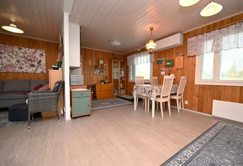 Maison ~72 m² (1976, rénovée 2013–16) + sauna, 5,9 ha et 275 m de rive sur l’Onkivesi — Karvasalmi / Lapinlahti — 10