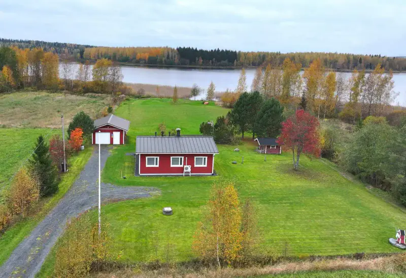 Maison ~72 m² (1976, rénovée 2013–16) + sauna, 5,9 ha et 275 m de rive sur l’Onkivesi — Karvasalmi / Lapinlahti — 4