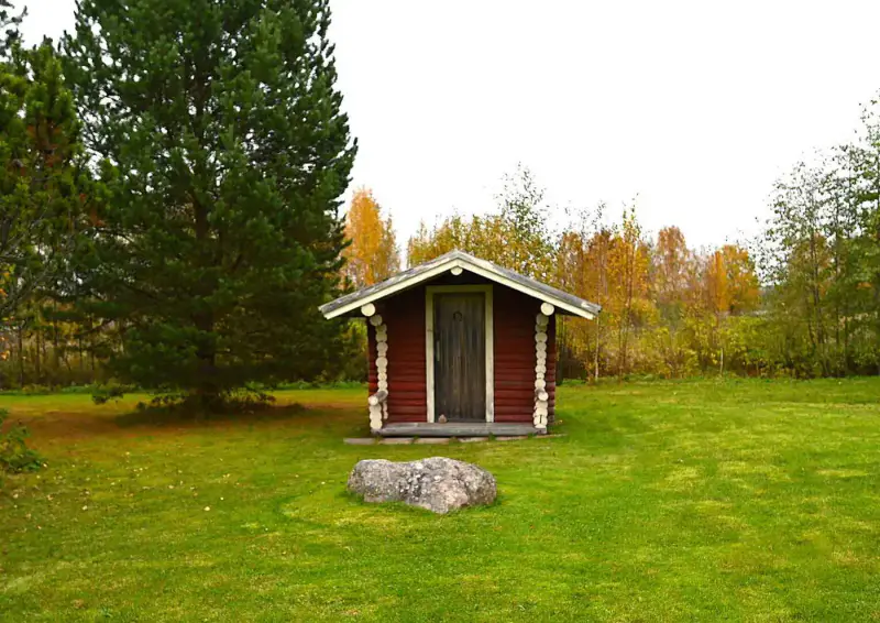 Maison ~72 m² (1976, rénovée 2013–16) + sauna, 5,9 ha et 275 m de rive sur l’Onkivesi — Karvasalmi / Lapinlahti — 17