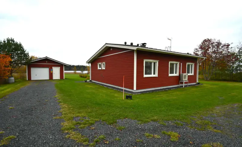 Maison ~72 m² (1976, rénovée 2013–16) + sauna, 5,9 ha et 275 m de rive sur l’Onkivesi — Karvasalmi / Lapinlahti — 6