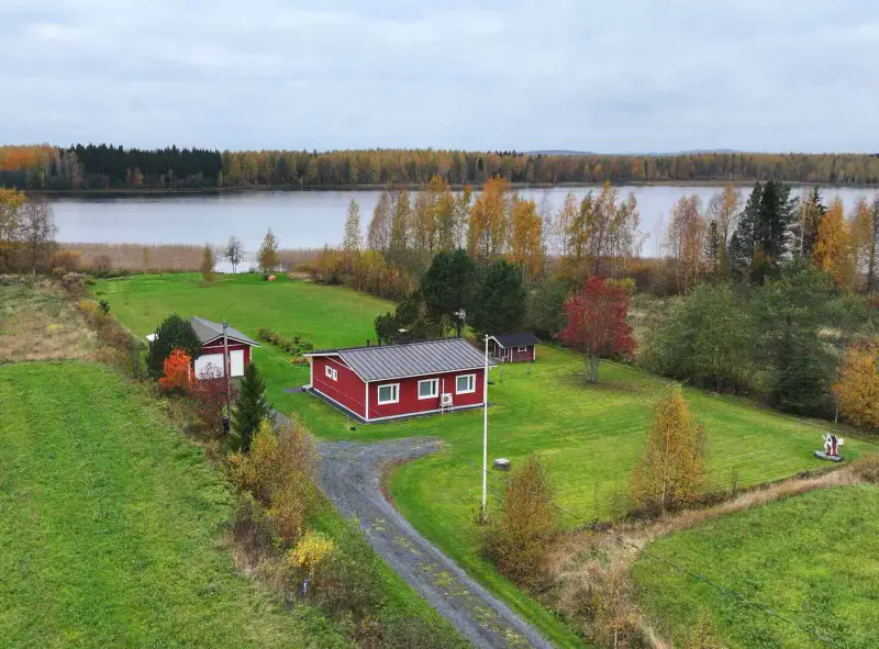 Maison ~72 m² (1976, rénovée 2013–16) + sauna, 5,9 ha et 275 m de rive sur l’Onkivesi — Karvasalmi / Lapinlahti — 1