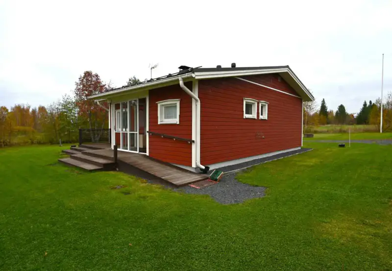 Maison ~72 m² (1976, rénovée 2013–16) + sauna, 5,9 ha et 275 m de rive sur l’Onkivesi — Karvasalmi / Lapinlahti — 8