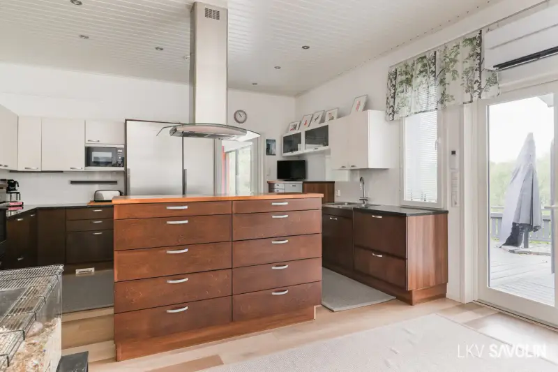 Maison ~166 m² (2010) + sauna, 1,81 ha (~150 m rive), Asemalampi — Kuusa / Laukaa — 8