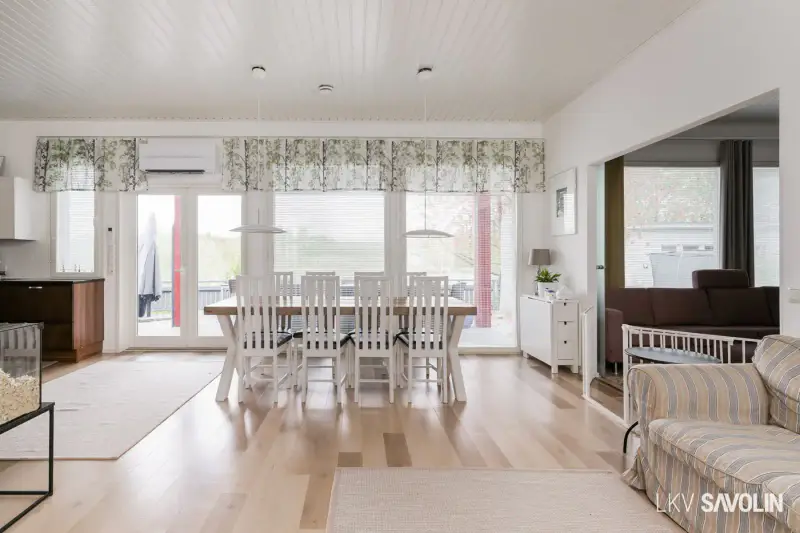Maison ~166 m² (2010) + sauna, 1,81 ha (~150 m rive), Asemalampi — Kuusa / Laukaa — 17