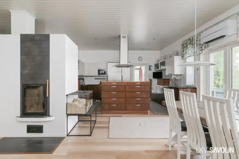Maison ~166 m² (2010) + sauna, 1,81 ha (~150 m rive), Asemalampi — Kuusa / Laukaa — 2