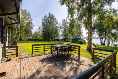 Grande maison rondins ~192 m² (1992) + rantasauna, rive Pyhäjärvi, 3 800 m² — Niemenpää / Lempäälä — 1