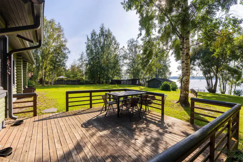 Grande maison rondins ~192 m² (1992) + rantasauna, rive Pyhäjärvi, 3 800 m² — Niemenpää / Lempäälä — 1