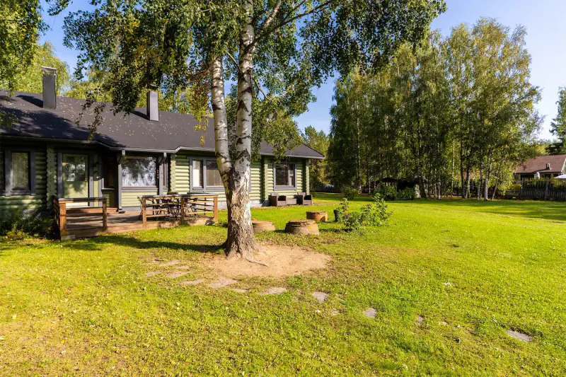 Grande maison rondins ~192 m² (1992) + rantasauna, rive Pyhäjärvi, 3 800 m² — Niemenpää / Lempäälä — 3