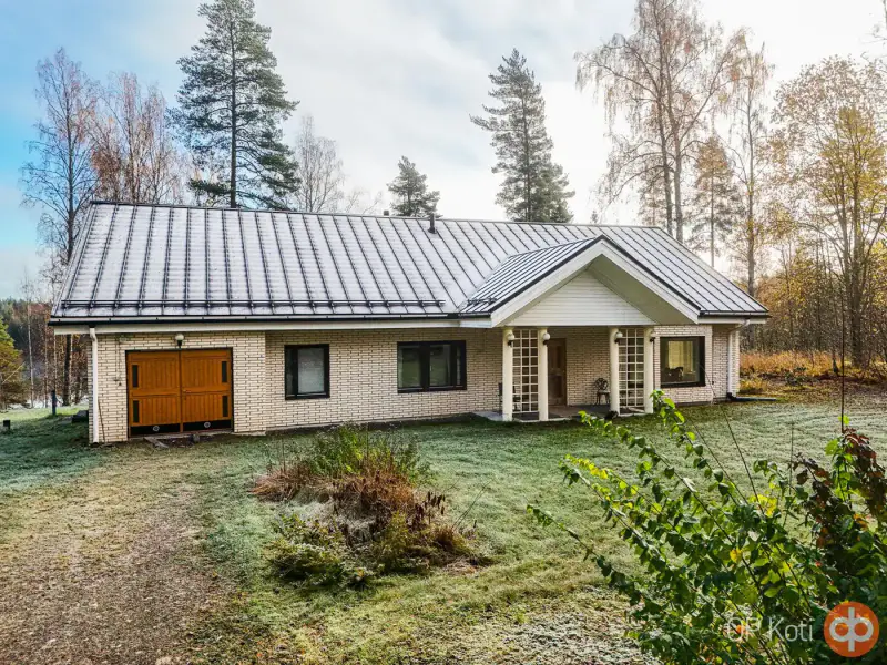 Maison 1991 de 205 m² à la géothermie, 8 668 m² avec rive privée sur l’Unnukka — Leppävirta — 10