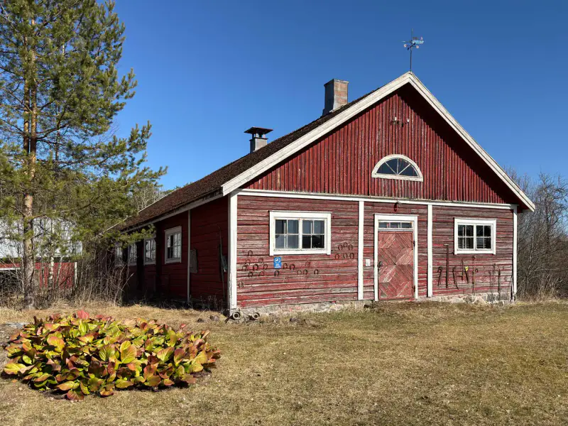 Ferme ancienne (XIXe siècle, 250 m²) sur 13,7 ha avec ~600 m de rive privée sur l’Osmajärvi — Sorsakoski, Leppävirta — 17