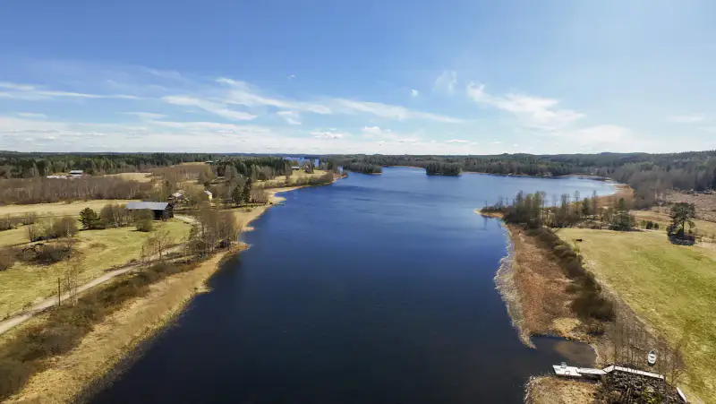 Ferme ancienne (XIXe siècle, 250 m²) sur 13,7 ha avec ~600 m de rive privée sur l’Osmajärvi — Sorsakoski, Leppävirta — 10