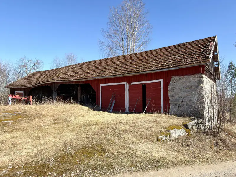 Ferme ancienne (XIXe siècle, 250 m²) sur 13,7 ha avec ~600 m de rive privée sur l’Osmajärvi — Sorsakoski, Leppävirta — 18
