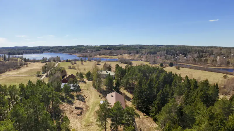 Ferme ancienne (XIXe siècle, 250 m²) sur 13,7 ha avec ~600 m de rive privée sur l’Osmajärvi — Sorsakoski, Leppävirta — 9