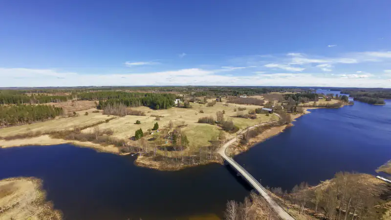 Ferme ancienne (XIXe siècle, 250 m²) sur 13,7 ha avec ~600 m de rive privée sur l’Osmajärvi — Sorsakoski, Leppävirta — 2