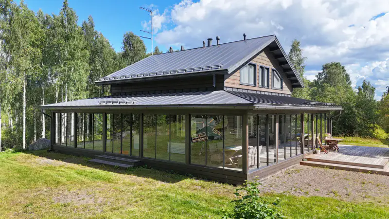 Maison de loisirs 135 m² (2018) + ancien mökki en rondins de 1909 rénové, 1,8 ha et ~100 m de rive sur l’étang Kolinlampi — Koli / Lieksa — 2