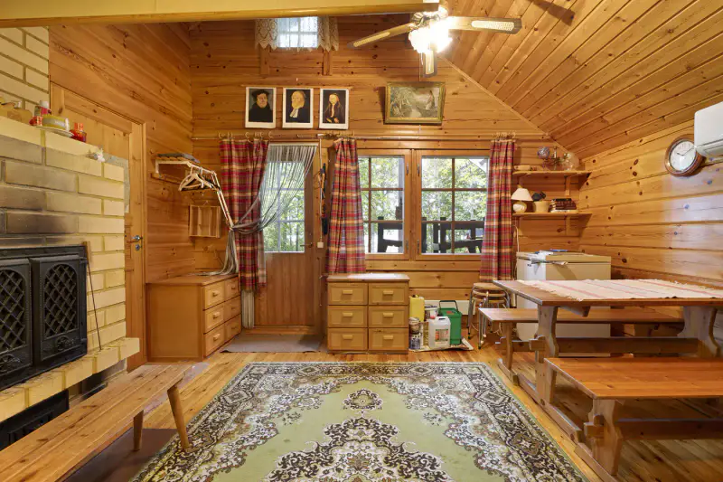 Petit mökki ~27 m² (1990) + sauna 1950, ~2 960 m², plage ~30 m — Vaivio / Liperi — 2