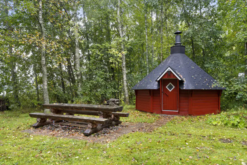 Petit mökki ~27 m² (1990) + sauna 1950, ~2 960 m², plage ~30 m — Vaivio / Liperi — 7
