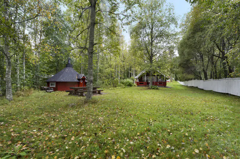 Petit mökki ~27 m² (1990) + sauna 1950, ~2 960 m², plage ~30 m — Vaivio / Liperi — 15