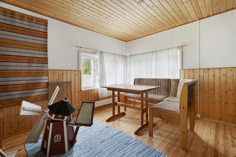 Petit mökki ~27 m² (1990) + sauna 1950, ~2 960 m², plage ~30 m — Vaivio / Liperi — 10