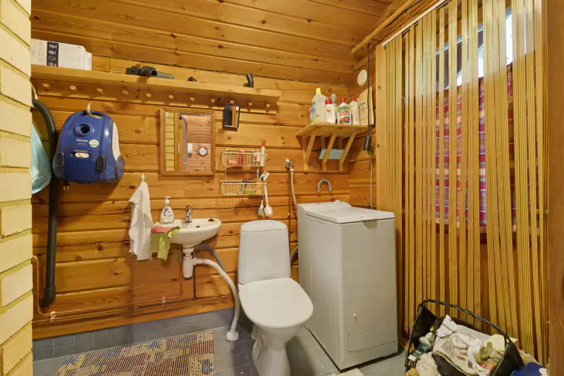 Petit mökki ~27 m² (1990) + sauna 1950, ~2 960 m², plage ~30 m — Vaivio / Liperi — 6