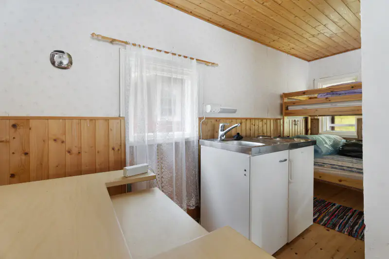 Petit mökki ~27 m² (1990) + sauna 1950, ~2 960 m², plage ~30 m — Vaivio / Liperi — 12
