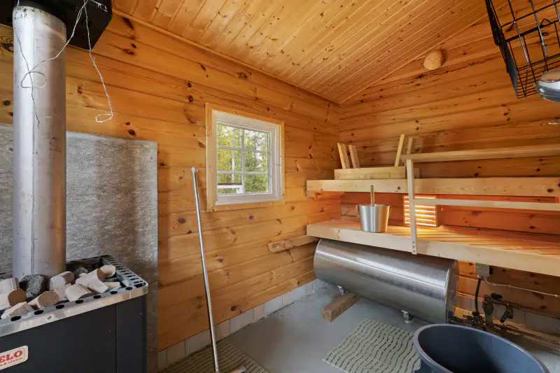 Petit mökki ~27 m² (1990) + sauna 1950, ~2 960 m², plage ~30 m — Vaivio / Liperi — 13
