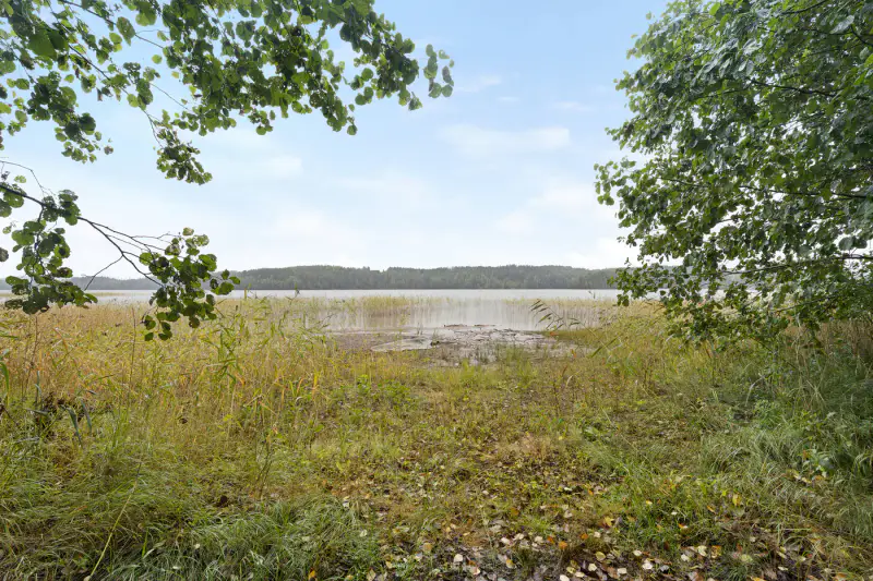 Petit mökki ~27 m² (1990) + sauna 1950, ~2 960 m², plage ~30 m — Vaivio / Liperi — 14