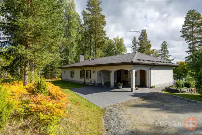 Maison pierre 133 m² (1988) rénovée + sauna, rive Pahakala SE, 7 540 m² — Käsämä / Liperi — 1