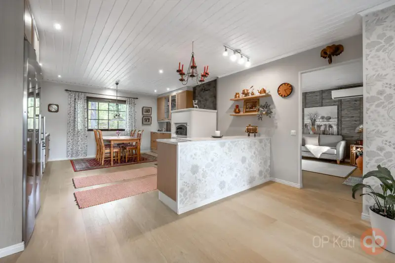 Maison pierre 133 m² (1988) rénovée + sauna, rive Pahakala SE, 7 540 m² — Käsämä / Liperi — 7