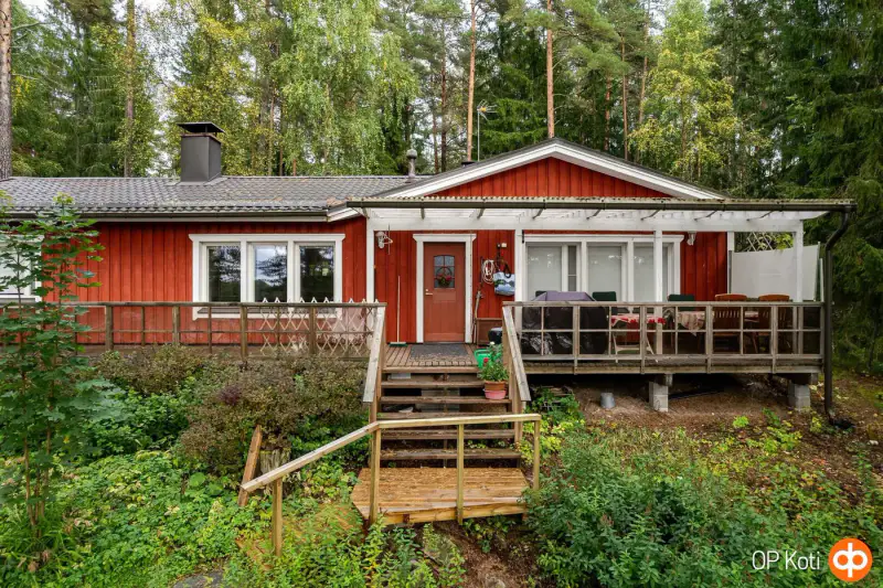 Chalet bi-logement ~135 m² (1956+) + rantasauna, 4 130 m² et rive ouest — Enäjärvi / Karjalohja — 1