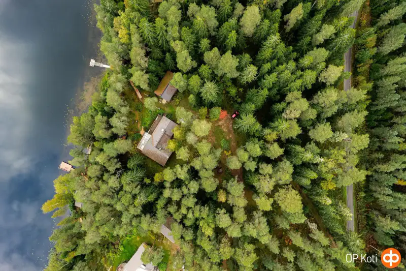 Chalet bi-logement ~135 m² (1956+) + rantasauna, 4 130 m² et rive ouest — Enäjärvi / Karjalohja — 2