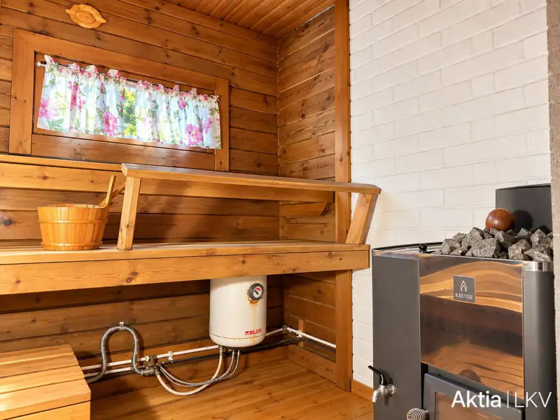 Mökki en rondins ~48 m² + sauna, 3 cabanes d’invités, 1,25 ha (2 parcelles) et ~40 m de rive privée sur le Kerklampi — Sammatti / Lohja — 8