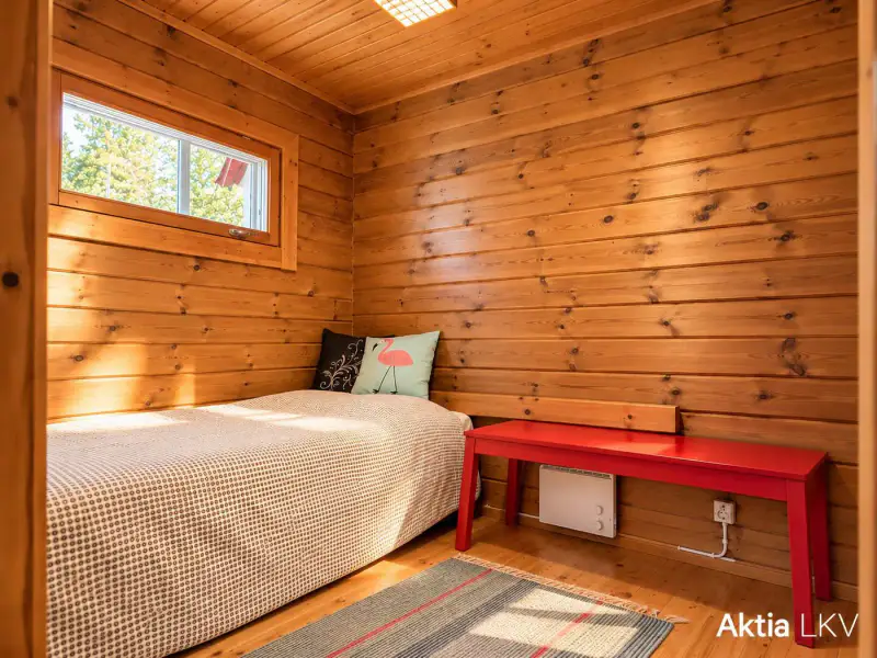 Mökki en rondins ~48 m² + sauna, 3 cabanes d’invités, 1,25 ha (2 parcelles) et ~40 m de rive privée sur le Kerklampi — Sammatti / Lohja — 7